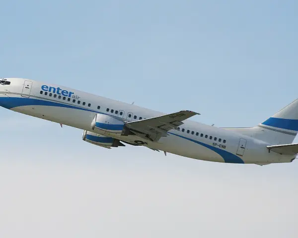 Enter Air Boeing 737 wznosi się na błękitne niebo. Ile miejsc w tym modelu?