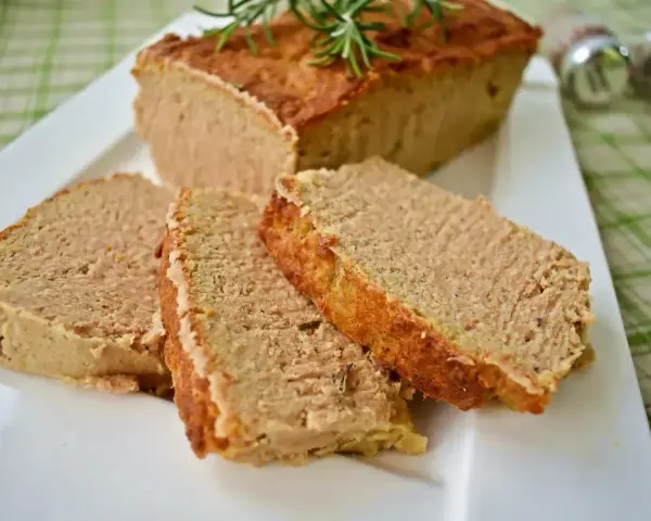 Pyszny pasztet z królika, sprawdzony przepis. Aromatyczny, domowy pasztet z królika, idealny na kanapki.