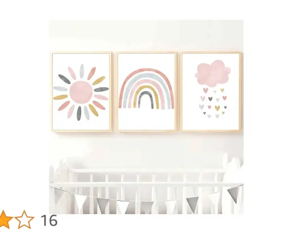 Tres lienzos infantiles con un sol, un arcoíris y una nube con corazones.