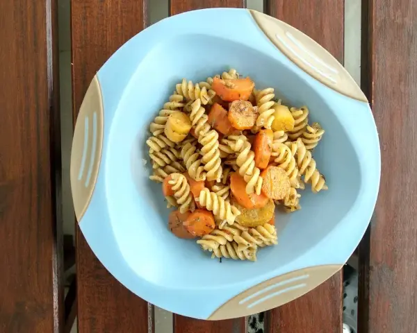 Kolacja dla niemowlaka 9 miesięcy: makaron fusilli z marchewką i ziemniakami, doprawione ziołami.
