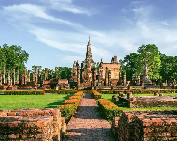 Ruiny świątyń w historycznym parku Sukhothai, Tajlandia. To miejsce, które mogłoby być jednym z 7 cudów świata UNESCO, zachwyca swoją architekturą.