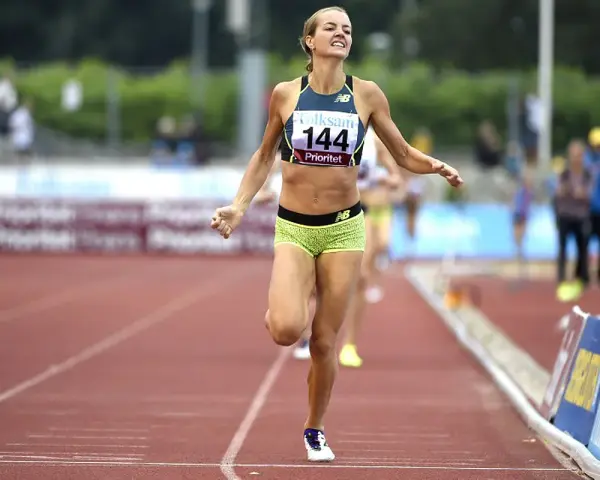 En löpare med nummer 144, kanske Lovisa Lindh, kämpar på friidrottsbanan.