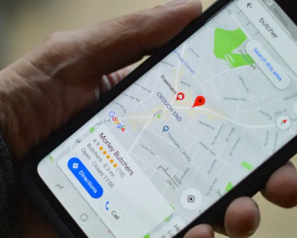 Szukasz rzeźnika? Geolokalizacja co to? Telefon pokazuje mapę Google z zaznaczonym sklepem "Morley Butchers" w Crouch End.