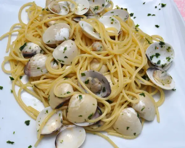 Pyszne Spaghetti con le Vongole przepis. Aromatyczny makaron z małżami i natką pietruszki, gotowy do podania.