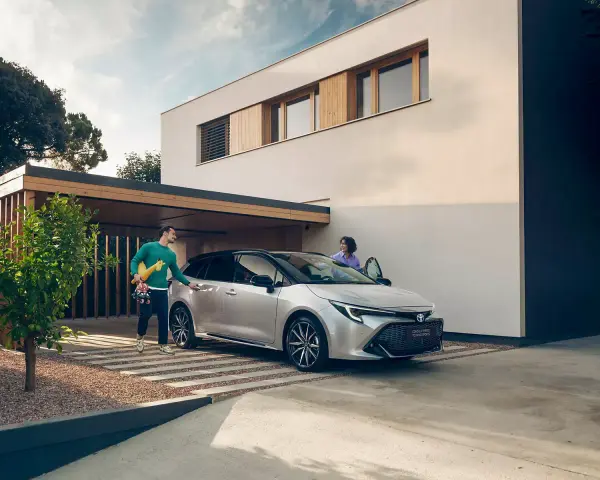 Para wsiada do srebrnej corolla hybrid, gotowa na rodzinną wycieczkę.