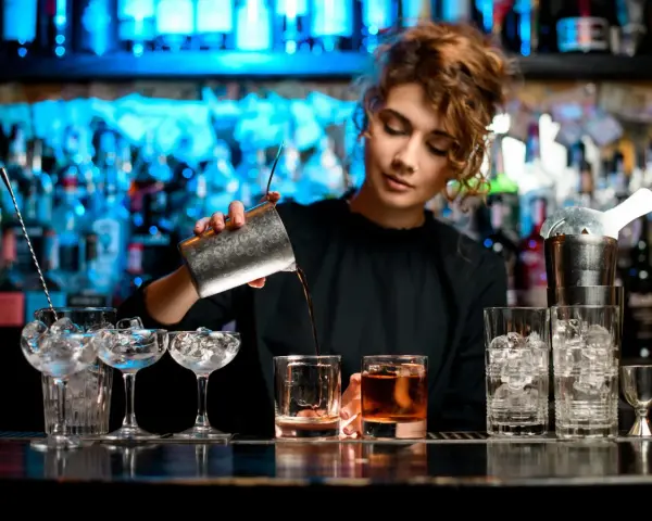 Ile zarabia barman w hotelu? Zaskakujące fakty o wynagrodzeniach