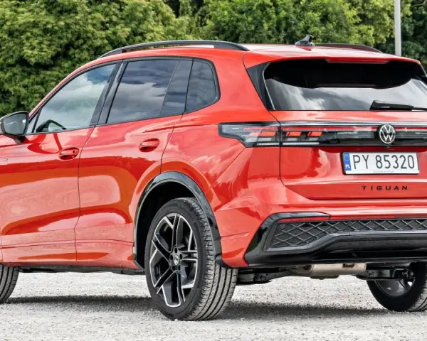 Czerwony Volkswagen Tiguan, z tablicą rejestracyjną PY 85320. Sprawdź aktualną volkswagen tiguan cena.