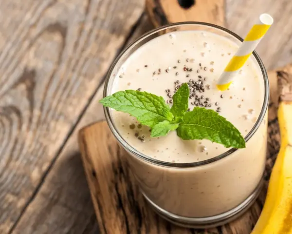 Prosty przepis na koktajl bananowy z mlekiem, który zachwyca smakiem