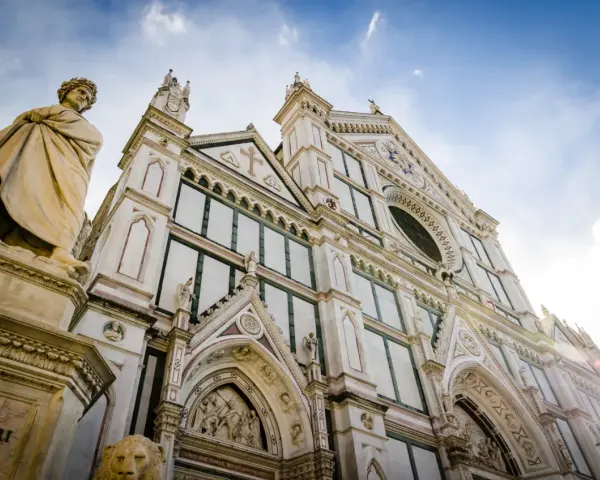 Statua di Dante e la facciata di Santa Croce, un luogo iconico del cammino di Dante tappe.