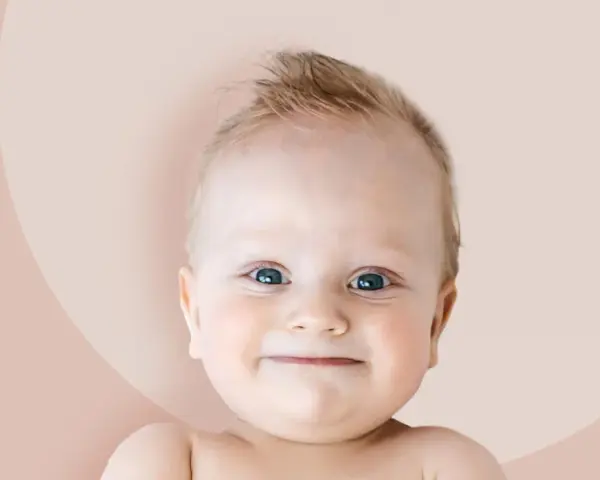 Uśmiechnięty chłopiec, Beniamin, którego znaczenie imienia to "syn prawej ręki", z niebieskimi oczami i blond włosami.