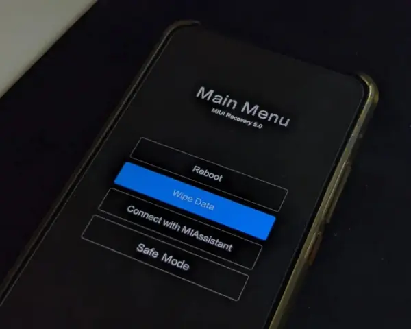 Ekran telefonu Xiaomi w trybie fastboot, menu główne MIUI Recovery 5.0 z opcją "Wipe Data" podświetloną na niebiesko.