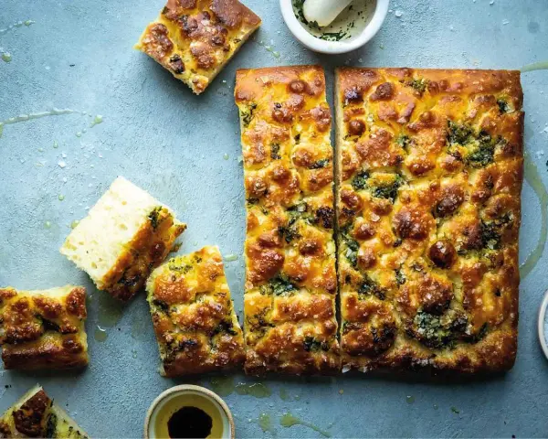 Focaccia recept: gyllene, krispiga brödskivor med örter och flingsalt, redo att avnjutas.