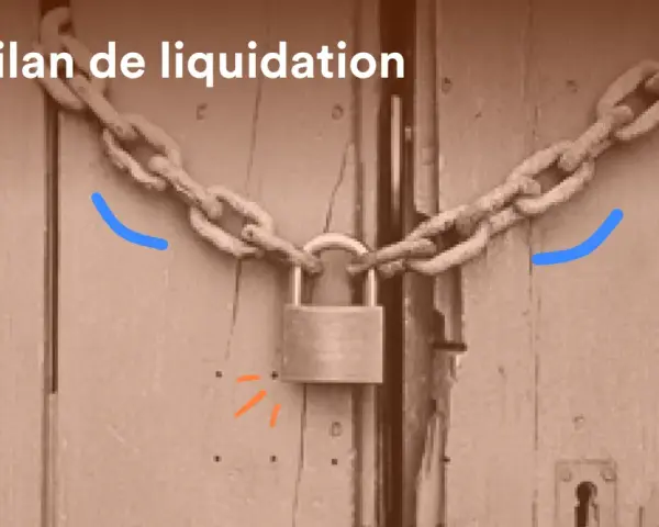 Le bilan de liquidation est verrouillé. Une chaîne et un cadenas sécurisent une porte en bois, symbolisant la fin d'une entreprise.