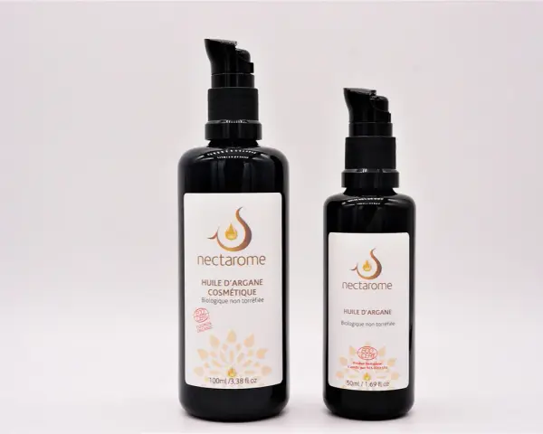 Deux flacons de Nectarome, l'un de 100ml, l'autre de 50ml, vantant les **huile d'argan bienfaits** cosmétiques biologiques.