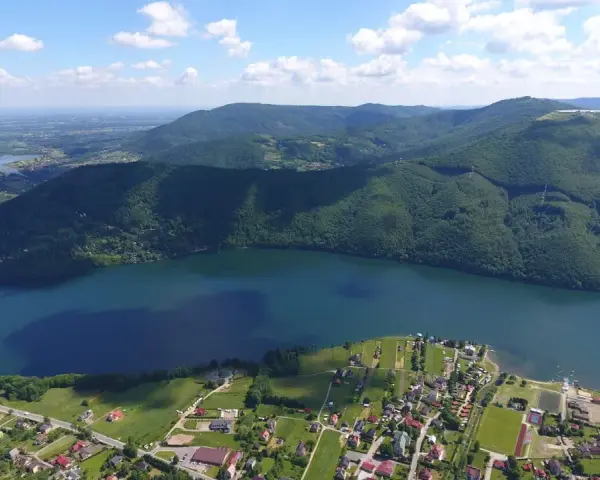 Widok na jezioro i góry. Góra Żar oferuje wiele atrakcji, w tym malownicze krajobrazy i tereny rekreacyjne.