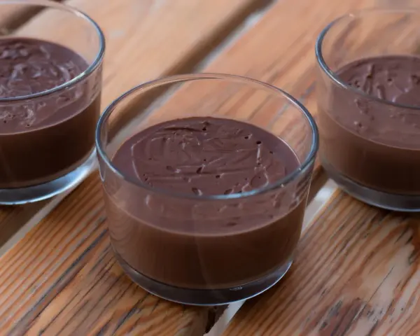 Tre glas med krämig chokladpudding, perfekt för ett enkelt chokladpudding recept.