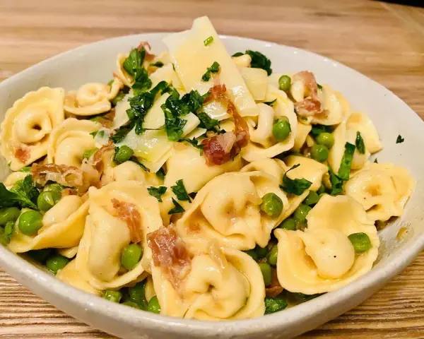 Tortellini z prosciutto: najlepsze sosy i dodatki, które zaskoczą