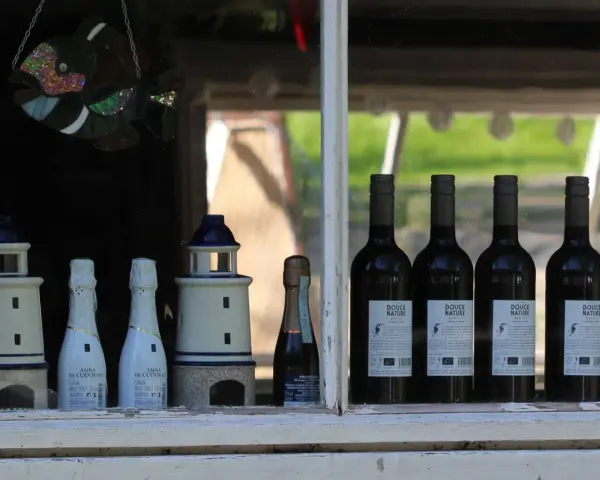 Dwa ozdobne latarnie morskie, butelki Cava, Prosecco i wina "Douce Nature" - czy wino to alkohol?