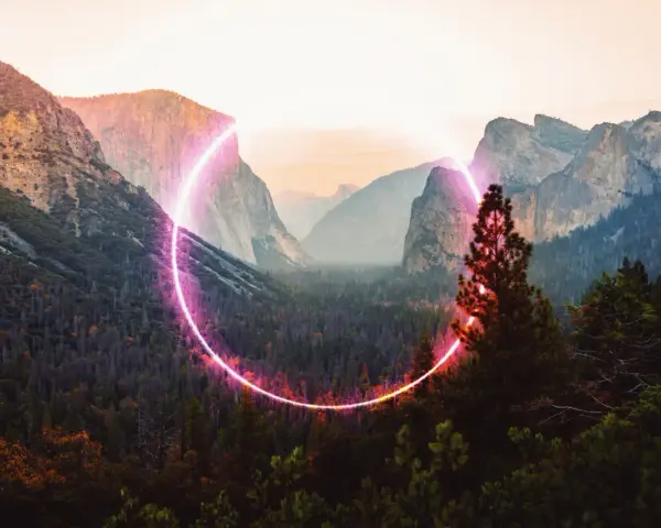 Góry Yosemite otoczone neonowym kręgiem, jakby symbolizującym 7 rok numerologiczny.