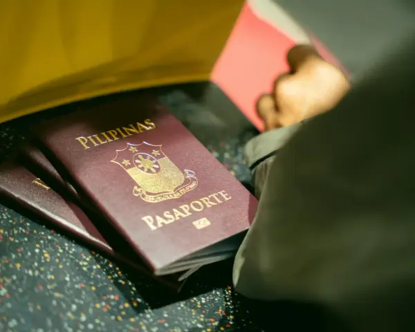 Kilka paszportów Filipin leży na powierzchni.