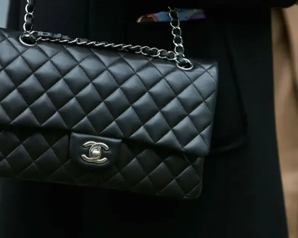 Czarna pikowana torebka Chanel z łańcuszkiem. Zastanawiasz się, ile kosztuje torebka Chanel?