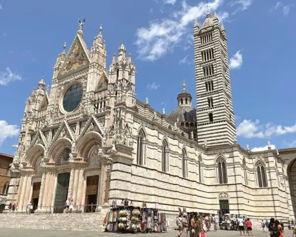 Il Duomo di Siena, con la sua torre a strisce, è un must per chi cerca cosa vedere a Siena. Un capolavoro gotico che domina la piazza.