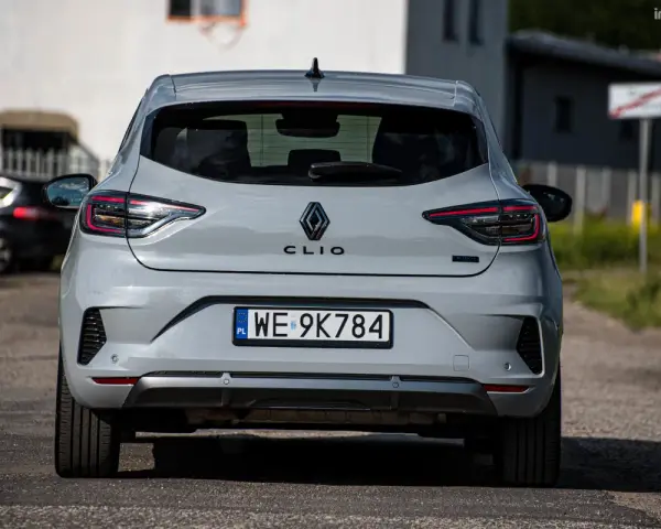 Szare Clio 5 z polskimi tablicami WE 9K784 stoi na drodze.