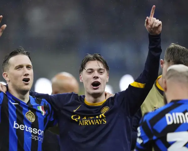 Piłkarze Interu, w tym Polacy w Serie A, świętują zwycięstwo.
