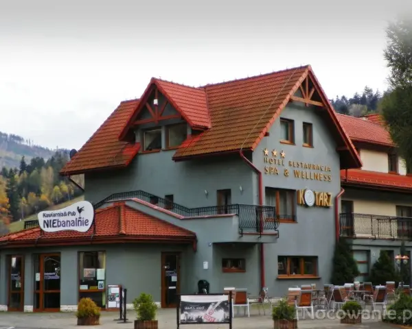 Hotel Kotarz, zlokalizowany w malowniczej okolicy, oferuje noclegi, restaurację i SPA. Obok znajduje się kawiarnia NIEbanalnie.