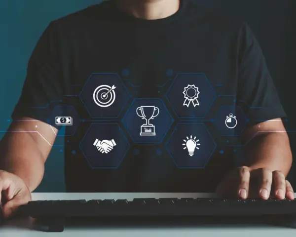 Uomo al computer con icone di successo, obiettivi e denaro. Un preventivo di spesa digitale.