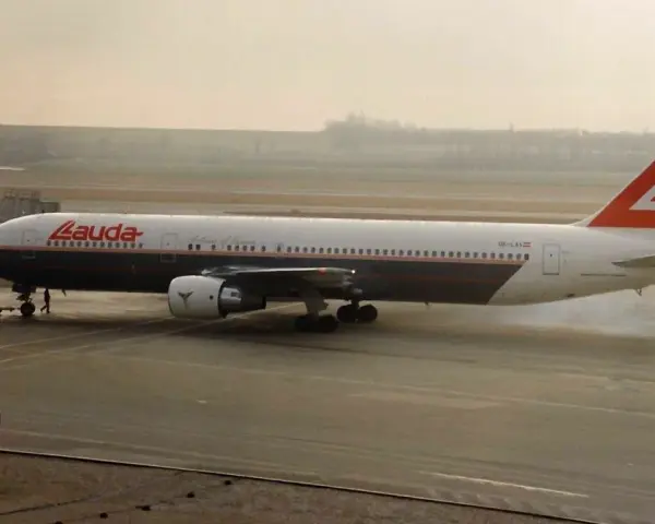 Samolot Lauda Air z charakterystycznym ogonem, kołujący po płycie lotniska.