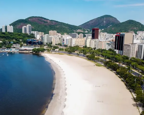 Widok na plażę i miasto w Rio de Janeiro. Czy Brazylia jest w Europie? Nie, to Ameryka Południowa!