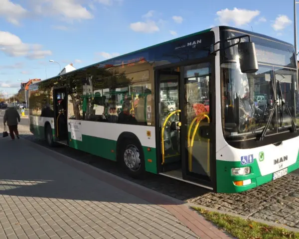 Autobus MAN na przystanku w Szczecinku. Sprawdzam km szczecinek rozkład jazdy, by zdążyć na czas.