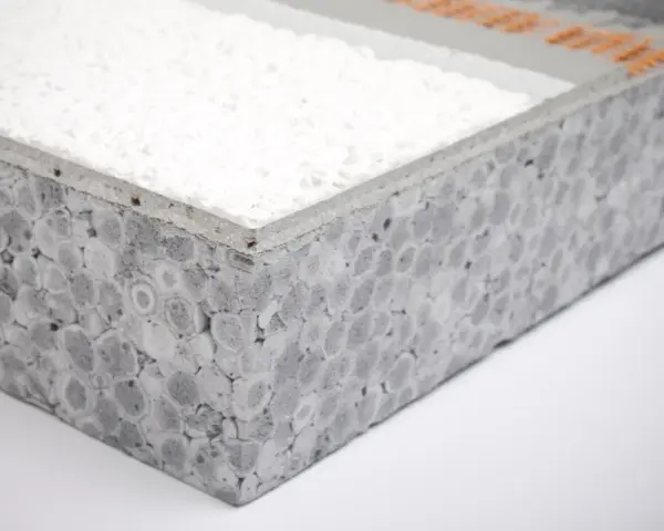 Sezione di un pannello isolante che mostra diversi tipi di polistirolo, con una superficie bianca granulosa e una base grigia a bolle.