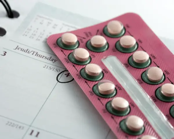 Tabletki antykoncepcyjne na kalendarzu. Czy biorąc tabletki antykoncepcyjne można kończyć w środku? To pytanie nurtuje wiele osób.