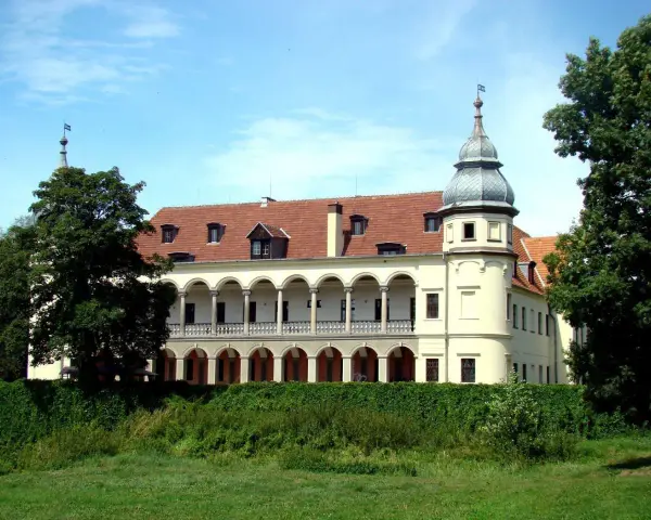 Pałac w Krobielowicach z arkadowym krużgankiem i wieżyczką.