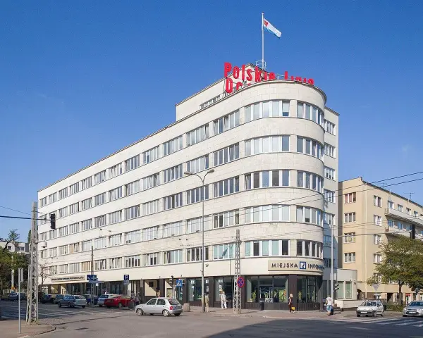 Charakterystyczny budynek z czerwonym napisem "Polska Linia" to ważny punkt gdyńskiego szlaku modernizmu.