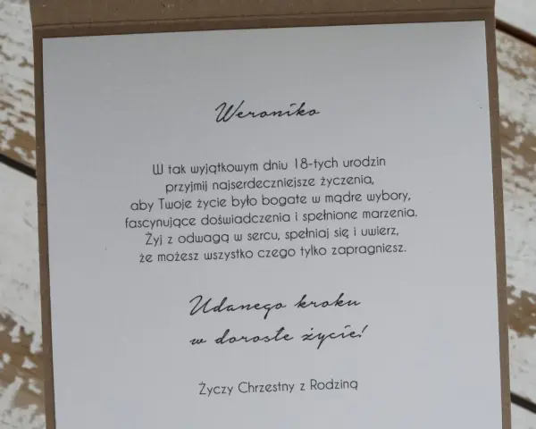 Weroniko, przyjmij mądre życzenia na 18. urodziny! Niech życie będzie pełne doświadczeń i spełnionych marzeń. Żyj odważnie!