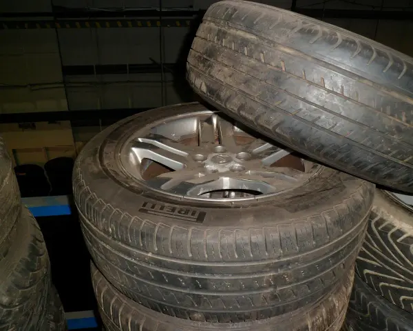 Pneumatici usurati in pila, un promemoria visivo su quando cambiare le gomme per la sicurezza stradale.