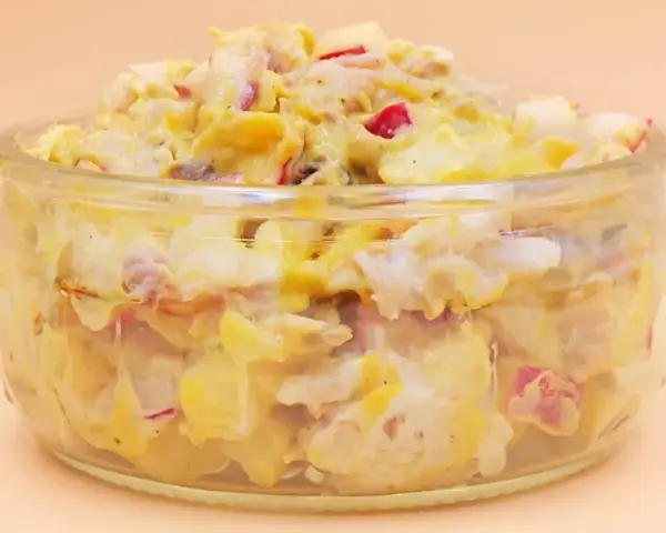 Pyszna pasta z rzodkiewki z ziemniakami i jajkiem, podana w szklanym naczyniu.