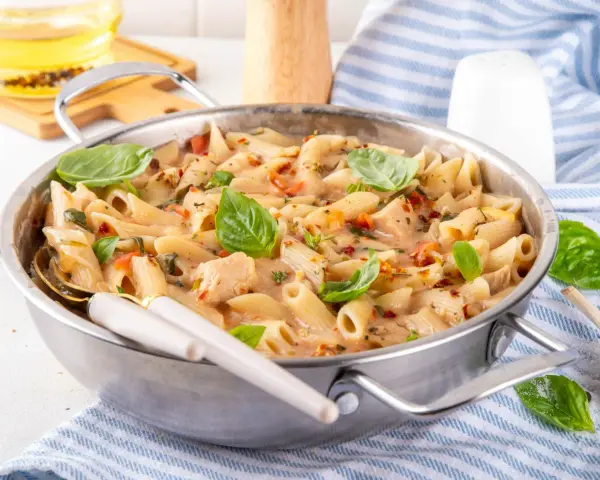 Penne z kurczakiem w sosie śmietanowym – prosty przepis na obiad