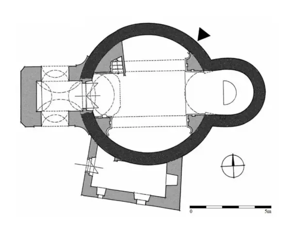 Plan architektoniczny budowli z centralną rotundą, absydą i przylegającymi pomieszczeniami. Skala 5m.
