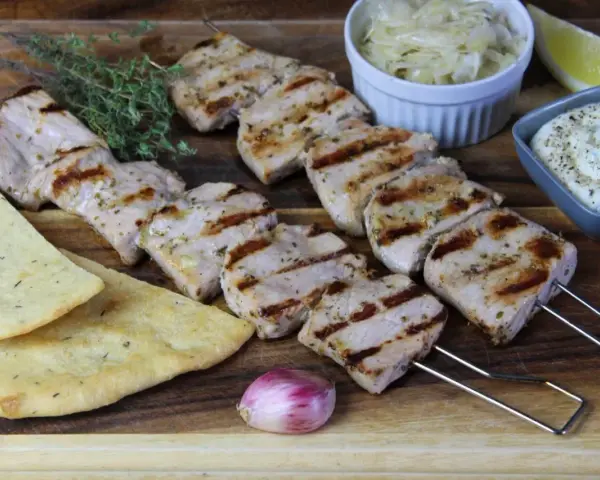 Saftige Souvlaki-Spieße vom Grill, dazu Fladenbrot, Tzatziki und Krautsalat. Ein tolles Souvlaki Rezept für den Sommer.