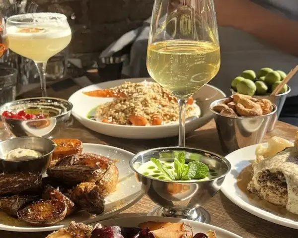 Leckeres Essen und Getränke im yamyam Berlin: geröstete Kartoffeln, Blumenkohl, Oliven und Cocktails.