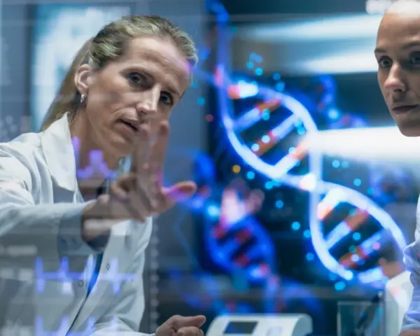 Naukowczyni analizuje strukturę DNA, dyskutując z koleżanką, czy to geny czy wychowanie kształtują człowieka.