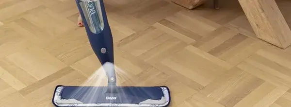 Jaki mop do drewnianej podłogi? Odkryj najlepsze opcje i unikaj błędów