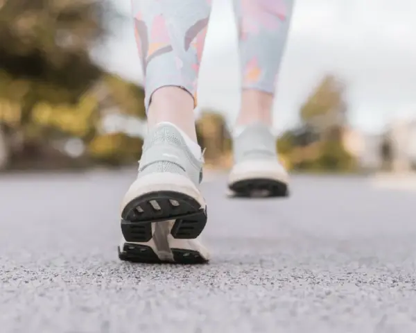 Passi leggeri su un sentiero, un invito a muoversi. Camminare è il miglior sport contro la depressione, un passo alla volta verso il benessere.