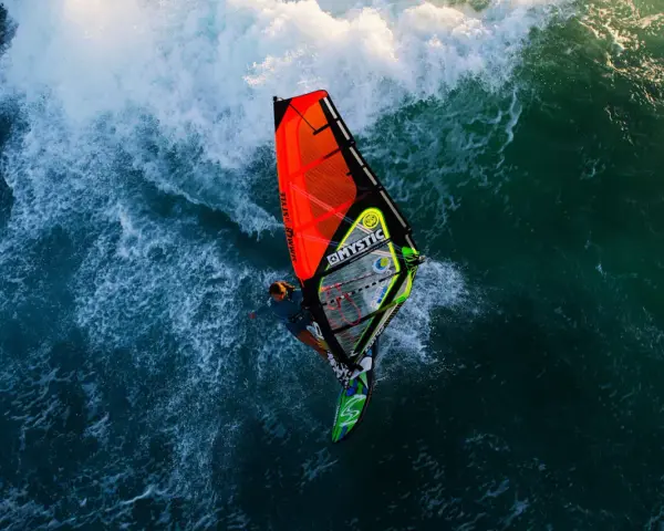 Windsurfing: Co to jest? Jak zacząć i poczuć wiatr w żaglach?
