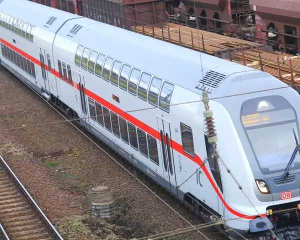 Moderner Doppelstockzug der DB, bereit für die nächste Fahrt.