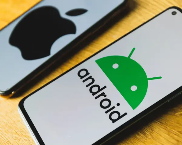 Dwa telefony, jeden z logo Android, drugi z logo Apple. Dowiedz się, jak włączyć transmisję danych w telefonie.